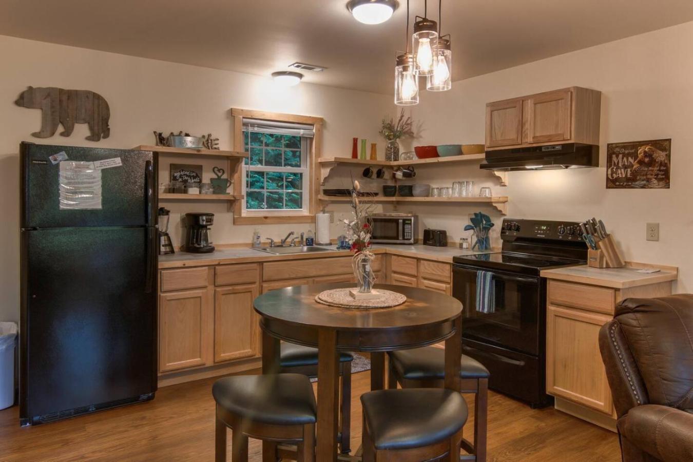 Cozy Smoky Mtn Cabin Pointing to Fun and Relaxation