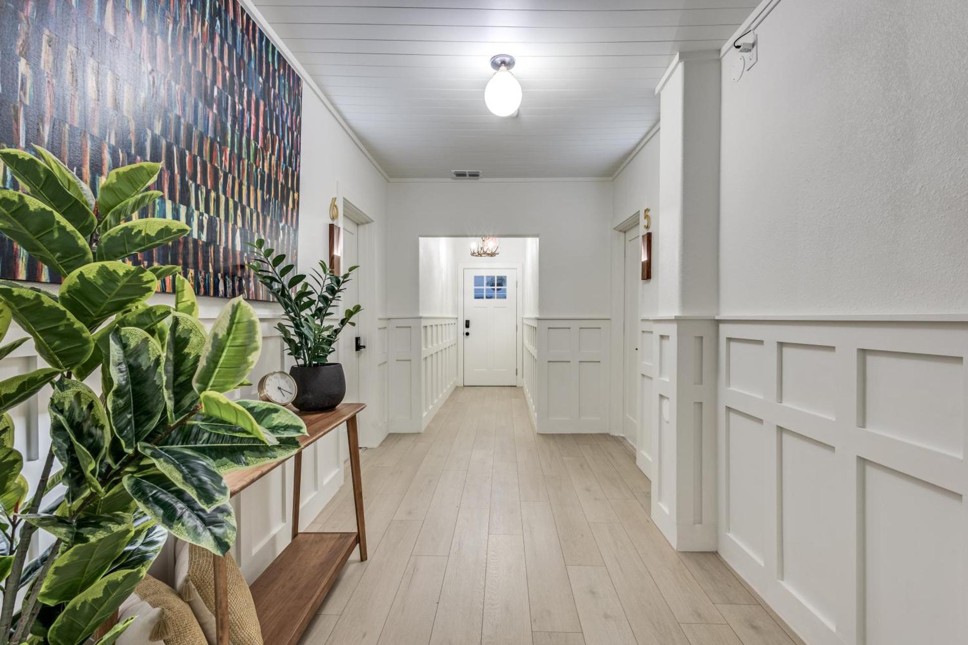 The Vanderbilt Mansion Apt 7 Near Downtown and TWU