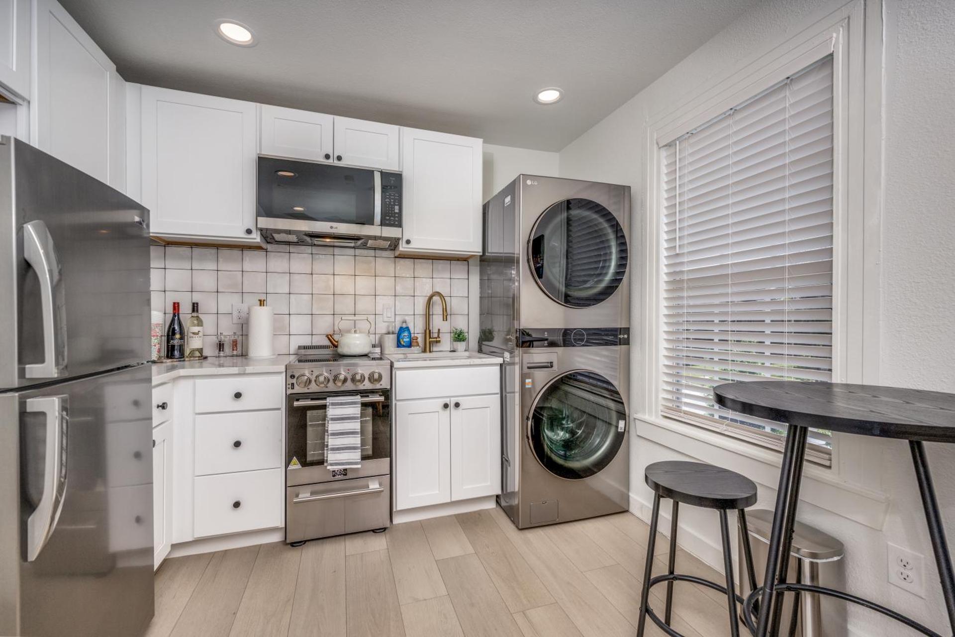 The Vanderbilt Mansion Apt 7 Near Downtown and TWU