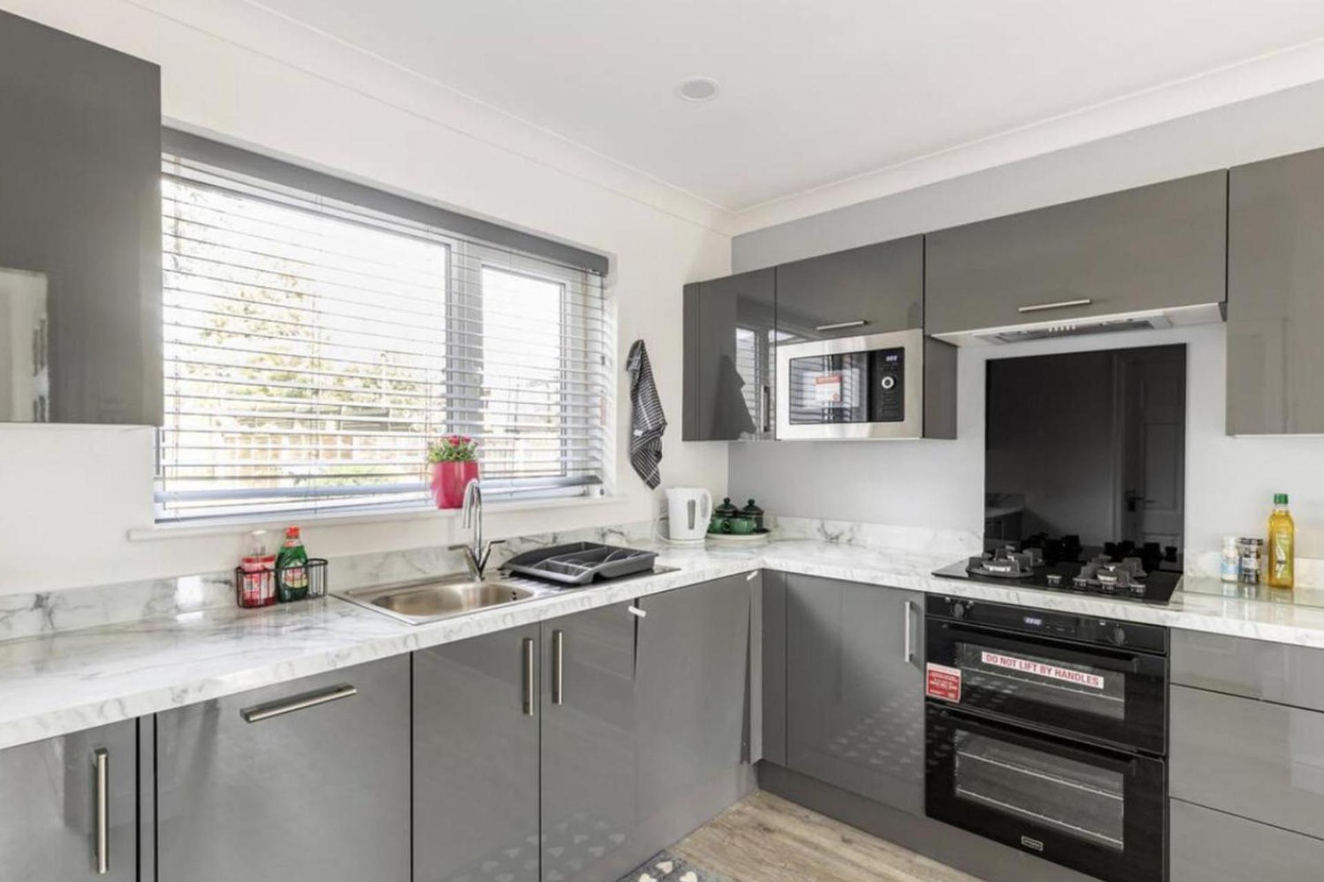 3 Bed House - Sleeps 5 - Parking - Garden - Wifi