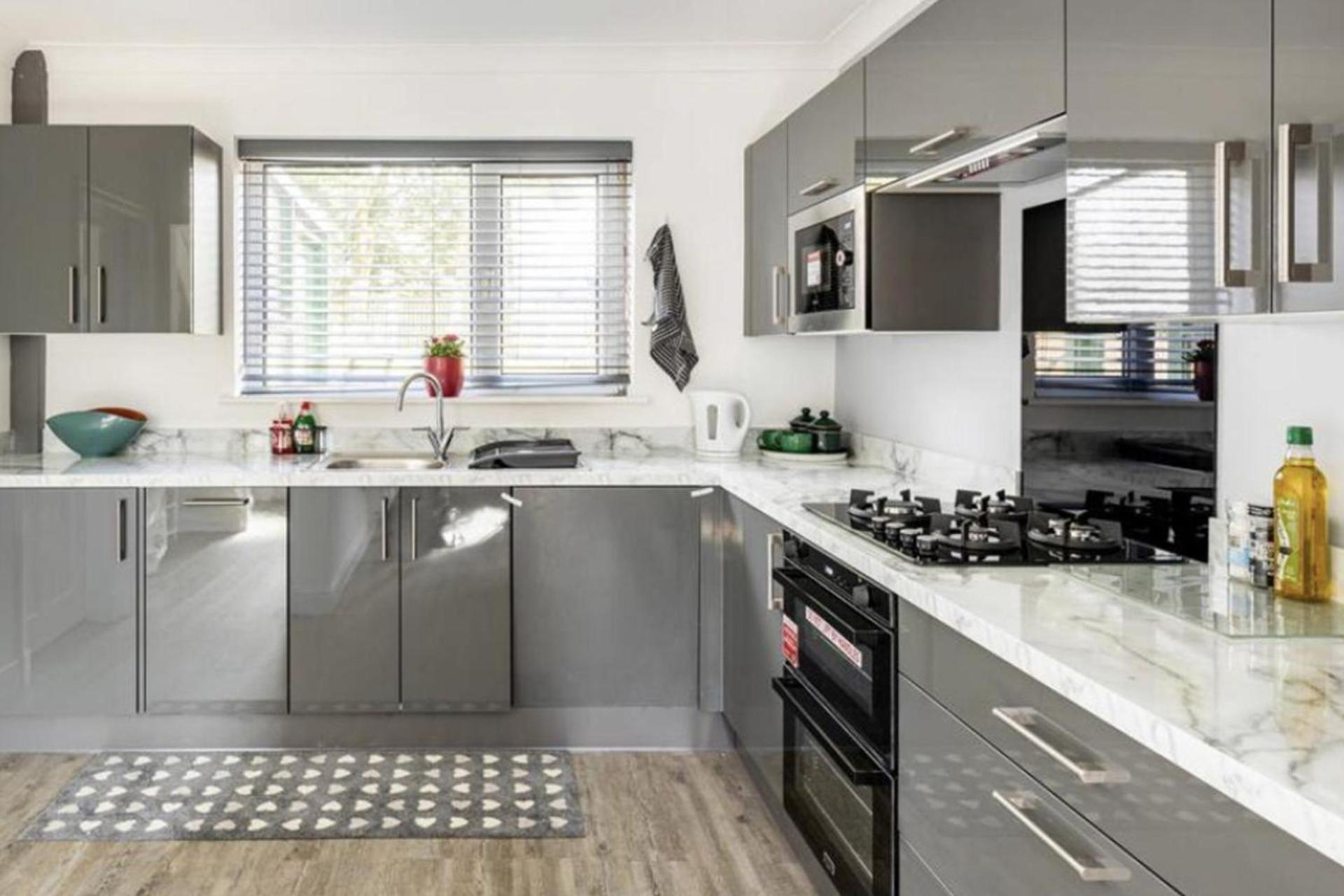 3 Bed House - Sleeps 5 - Parking - Garden - Wifi