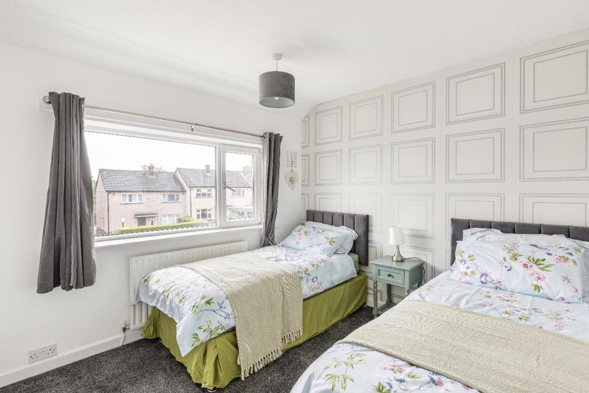 3 Bed House - Sleeps 5 - Parking - Garden - Wifi