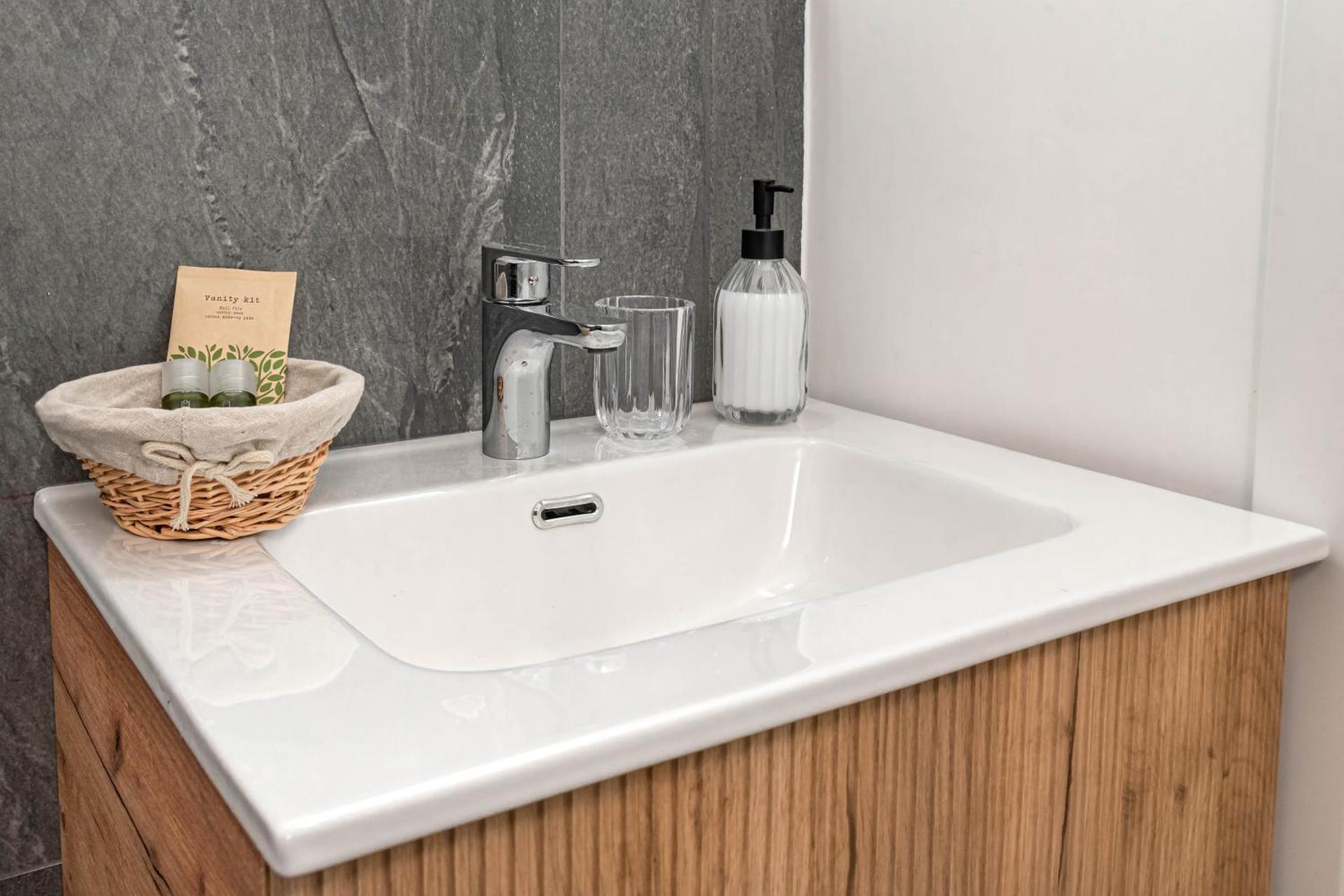 Tribeca Retreat Stunning House By the Sea