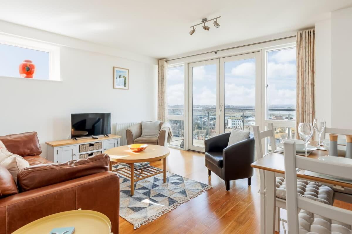 A Wave From It All - Extensive Harbour Views from Wrap-Around Balcony