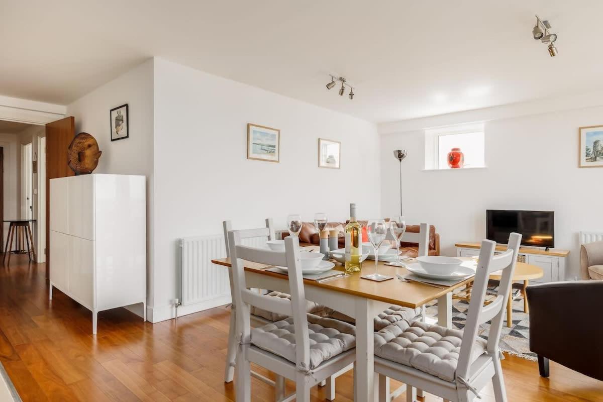 A Wave From It All - Extensive Harbour Views from Wrap-Around Balcony