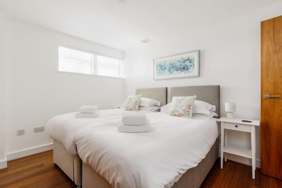 A Wave From It All - Extensive Harbour Views from Wrap-Around Balcony