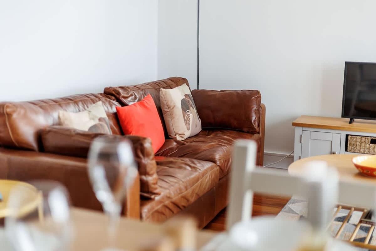 A Wave From It All - Extensive Harbour Views from Wrap-Around Balcony