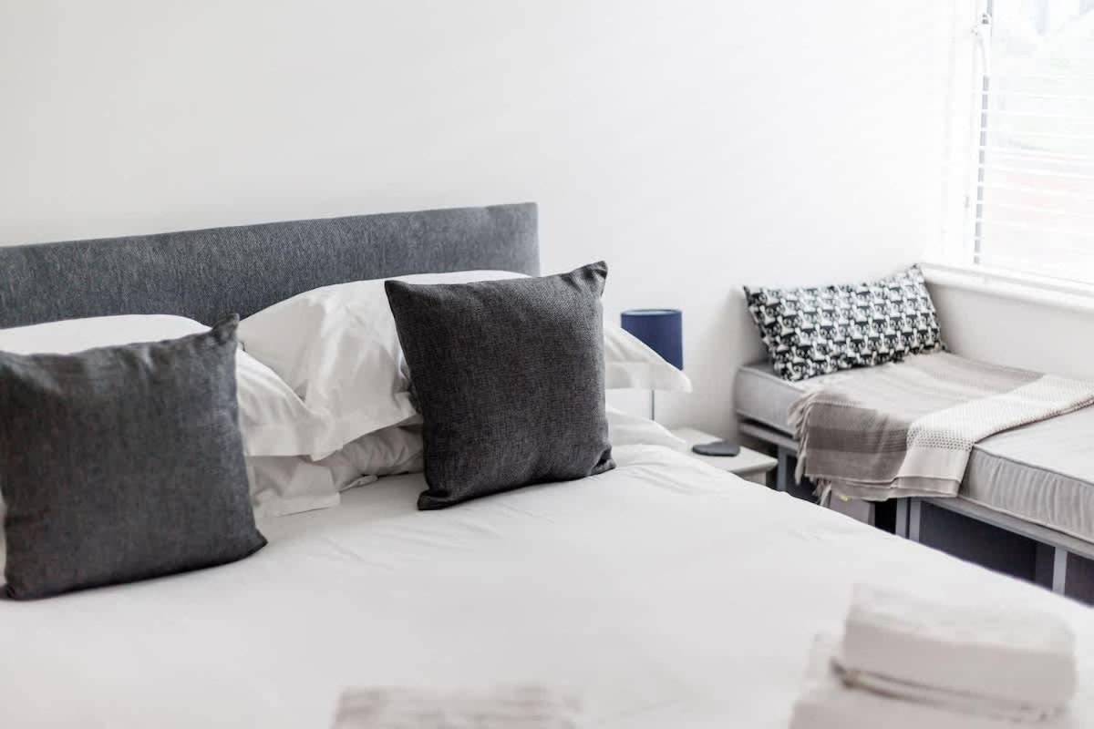 A Wave From It All - Extensive Harbour Views from Wrap-Around Balcony