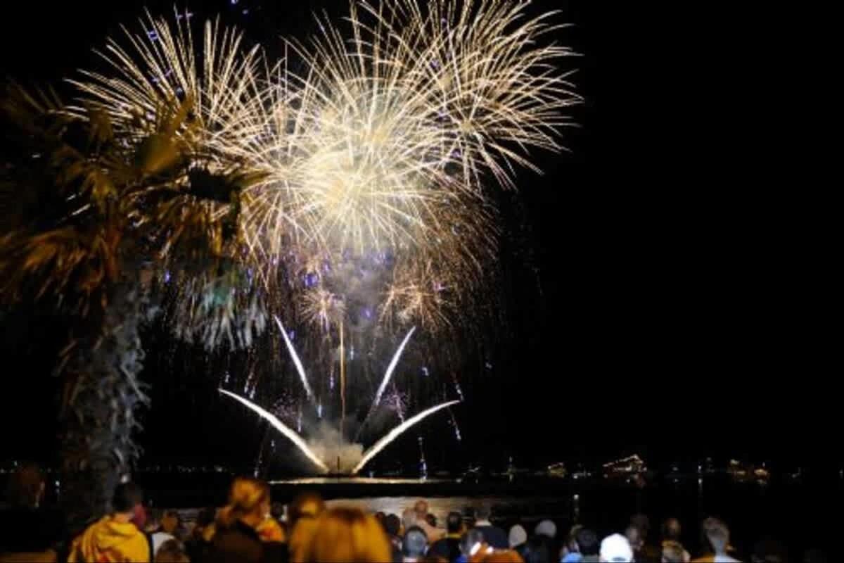 A Wave From It All - Extensive Harbour Views from Wrap-Around Balcony