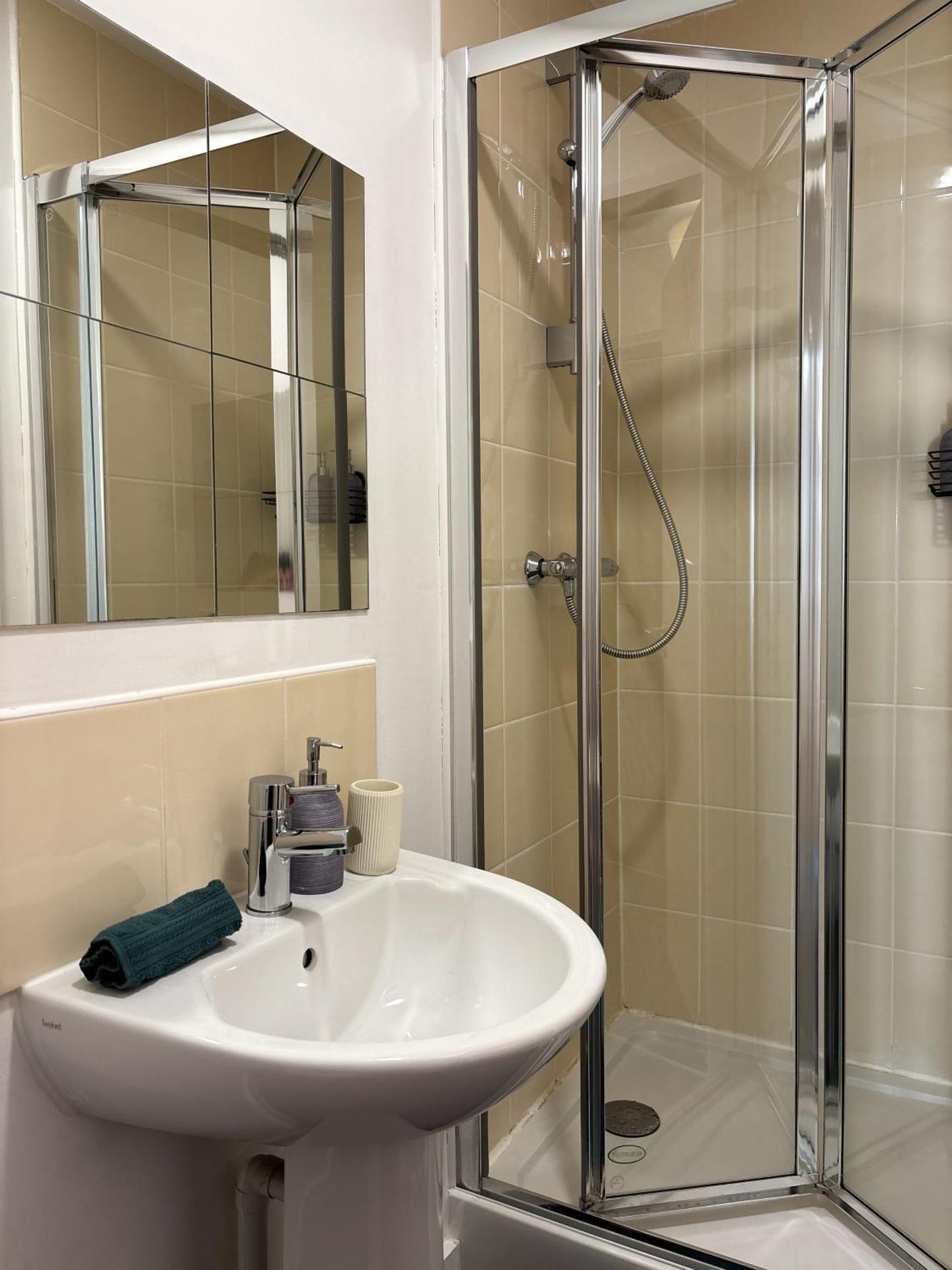 The Trafford Luxe , Garage Parking, Self Check-in Anytime - Perfect for Late Arrivals, Ultra- Fast Wi-Fi, 5 mins to Old Trafford Stadium