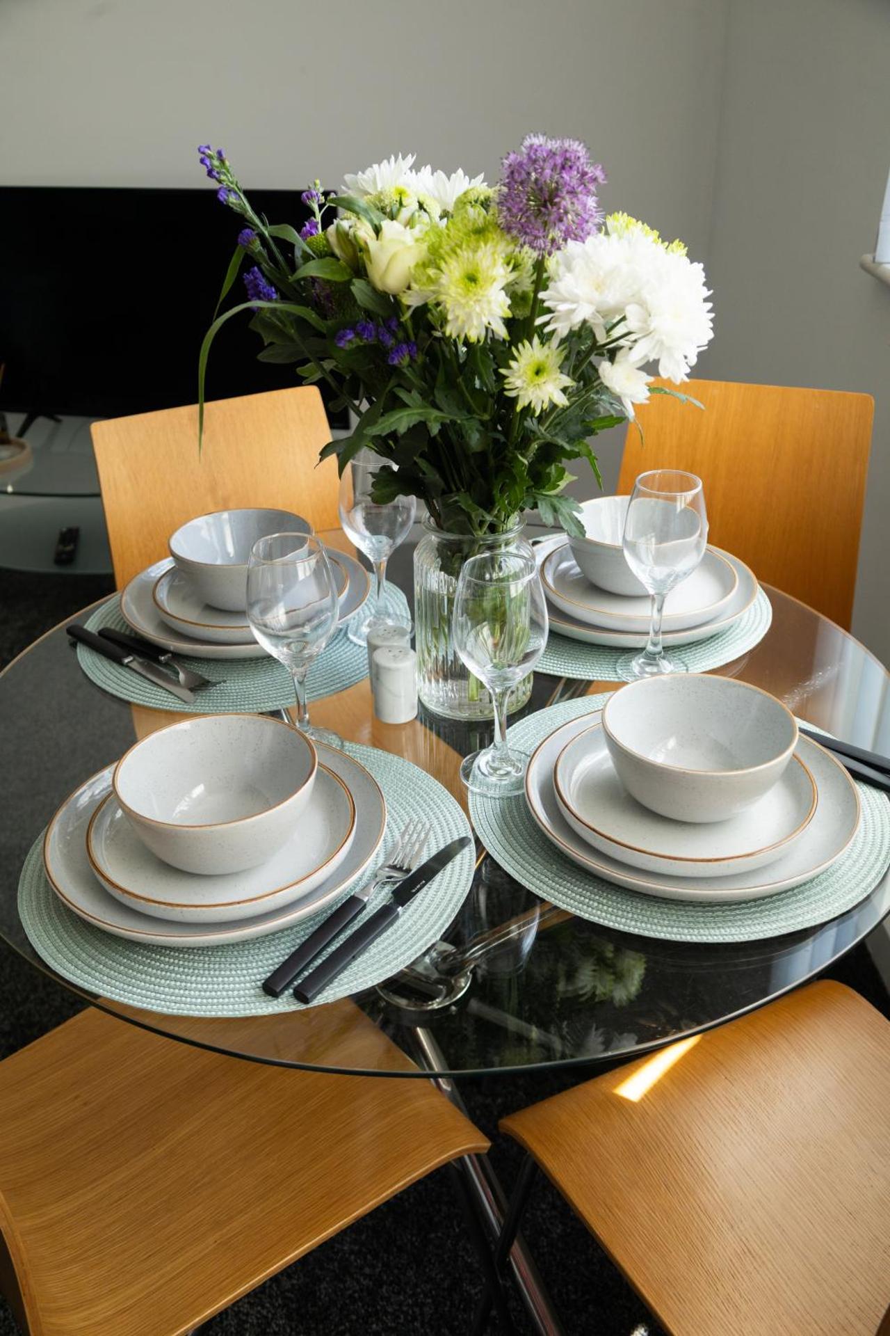 The Trafford Luxe , Garage Parking, Self Check-in Anytime - Perfect for Late Arrivals, Ultra- Fast Wi-Fi, 5 mins to Old Trafford Stadium