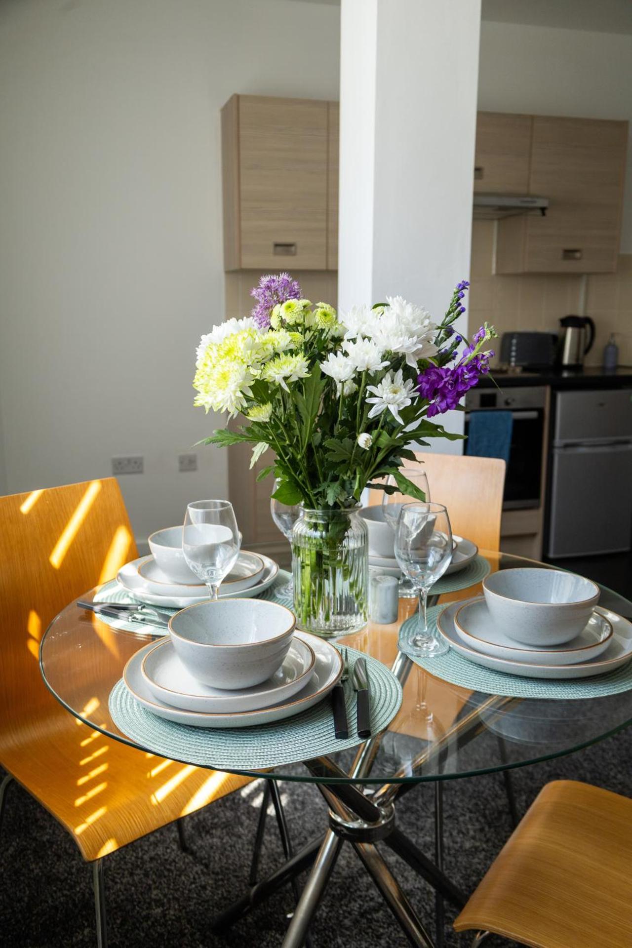 The Trafford Luxe , Garage Parking, Self Check-in Anytime - Perfect for Late Arrivals, Ultra- Fast Wi-Fi, 5 mins to Old Trafford Stadium