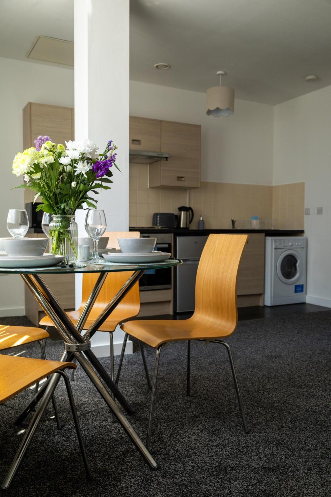 The Trafford Luxe , Garage Parking, Self Check-in Anytime - Perfect for Late Arrivals, Ultra- Fast Wi-Fi, 5 mins to Old Trafford Stadium