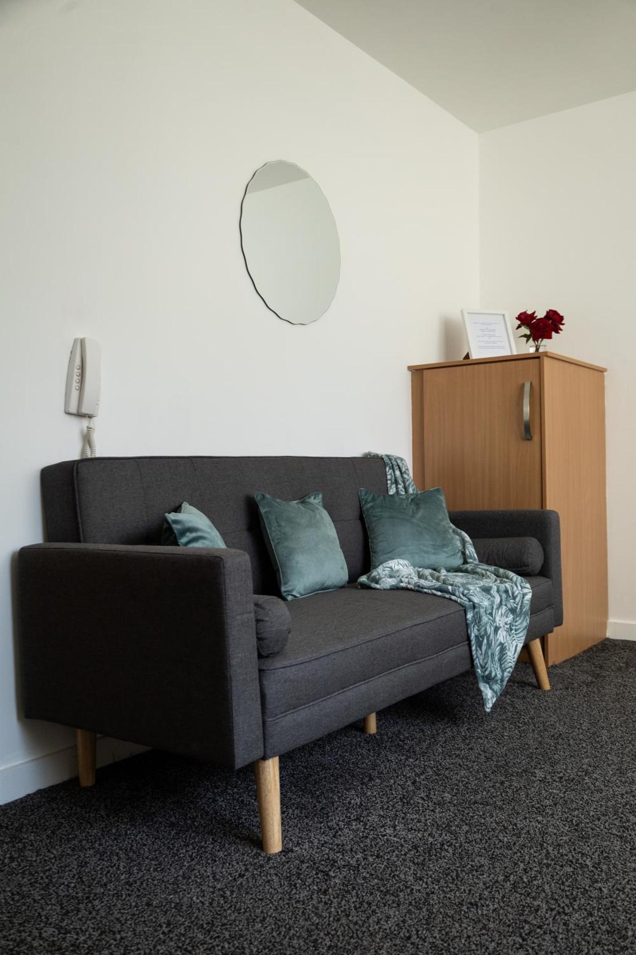 The Trafford Luxe , Garage Parking, Self Check-in Anytime - Perfect for Late Arrivals, Ultra- Fast Wi-Fi, 5 mins to Old Trafford Stadium