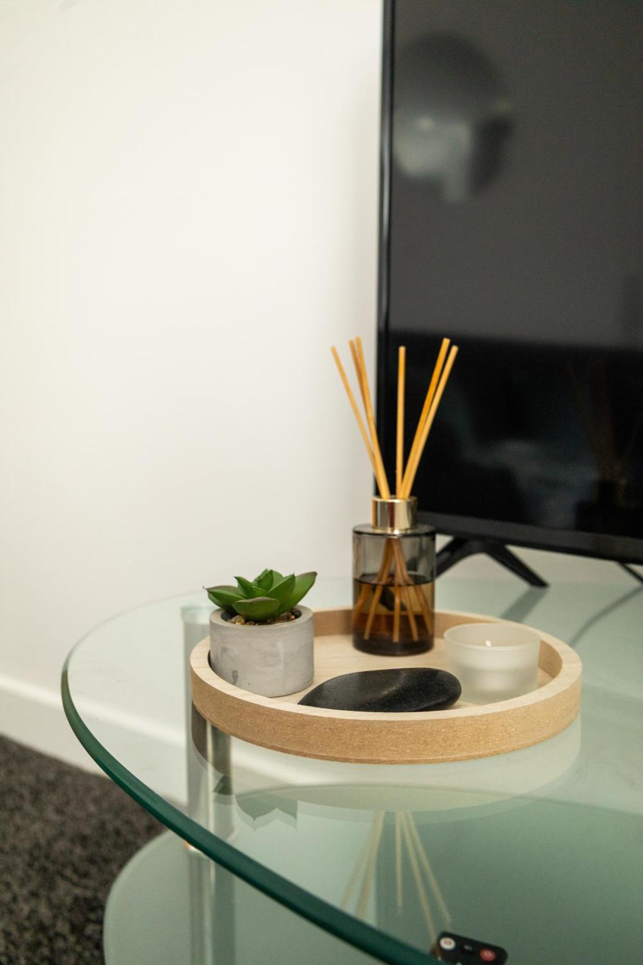 The Trafford Luxe , Garage Parking, Self Check-in Anytime - Perfect for Late Arrivals, Ultra- Fast Wi-Fi, 5 mins to Old Trafford Stadium