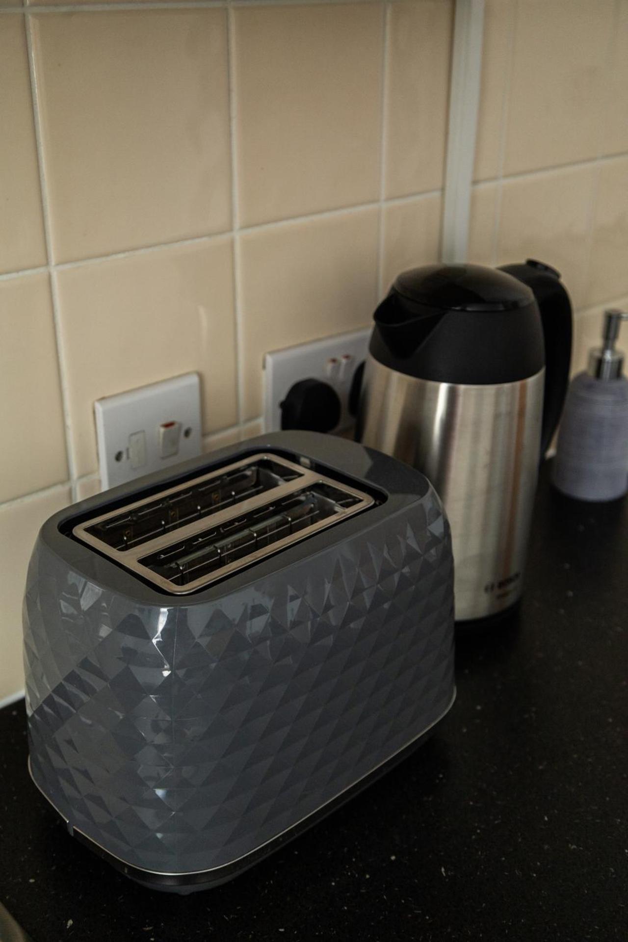 The Trafford Luxe , Garage Parking, Self Check-in Anytime - Perfect for Late Arrivals, Ultra- Fast Wi-Fi, 5 mins to Old Trafford Stadium