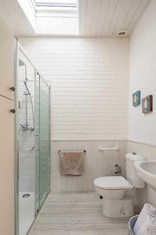 Mar no Camiño Terraza, chimenea de leña y bañera con vista al mar