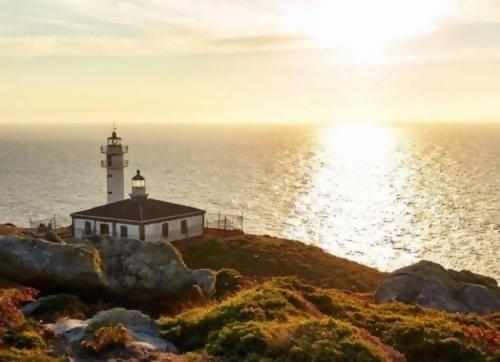 Mar no Camiño Terraza, chimenea de leña y bañera con vista al mar