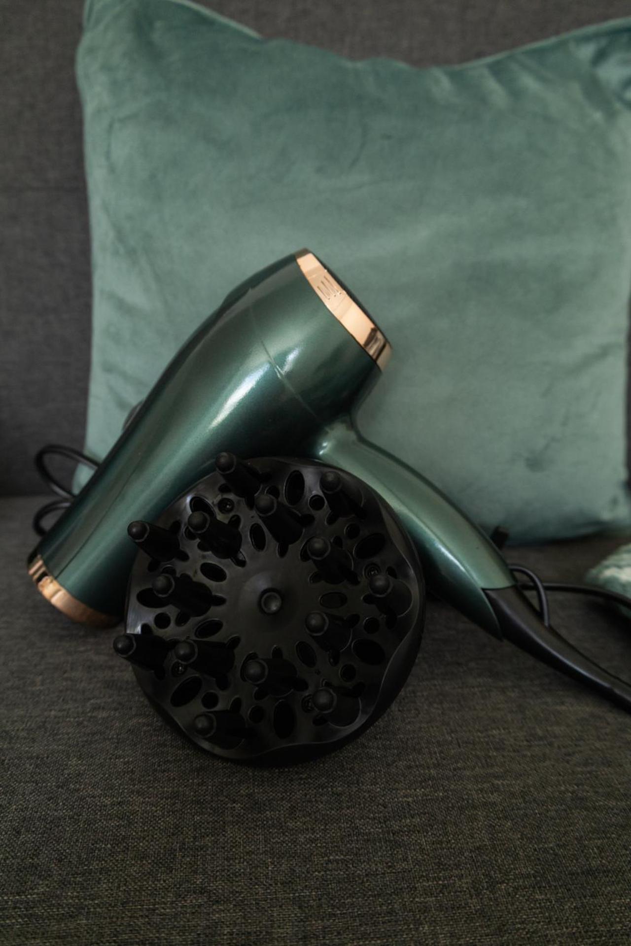 The Trafford Luxe , Garage Parking, Self Check-in Anytime - Perfect for Late Arrivals, Ultra- Fast Wi-Fi, 5 mins to Old Trafford Stadium