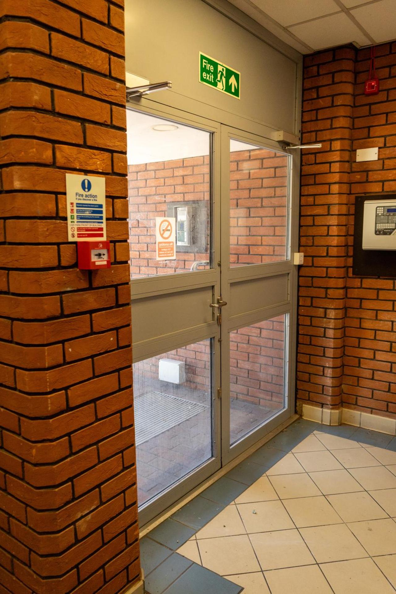 The Trafford Luxe , Garage Parking, Self Check-in Anytime - Perfect for Late Arrivals, Ultra- Fast Wi-Fi, 5 mins to Old Trafford Stadium