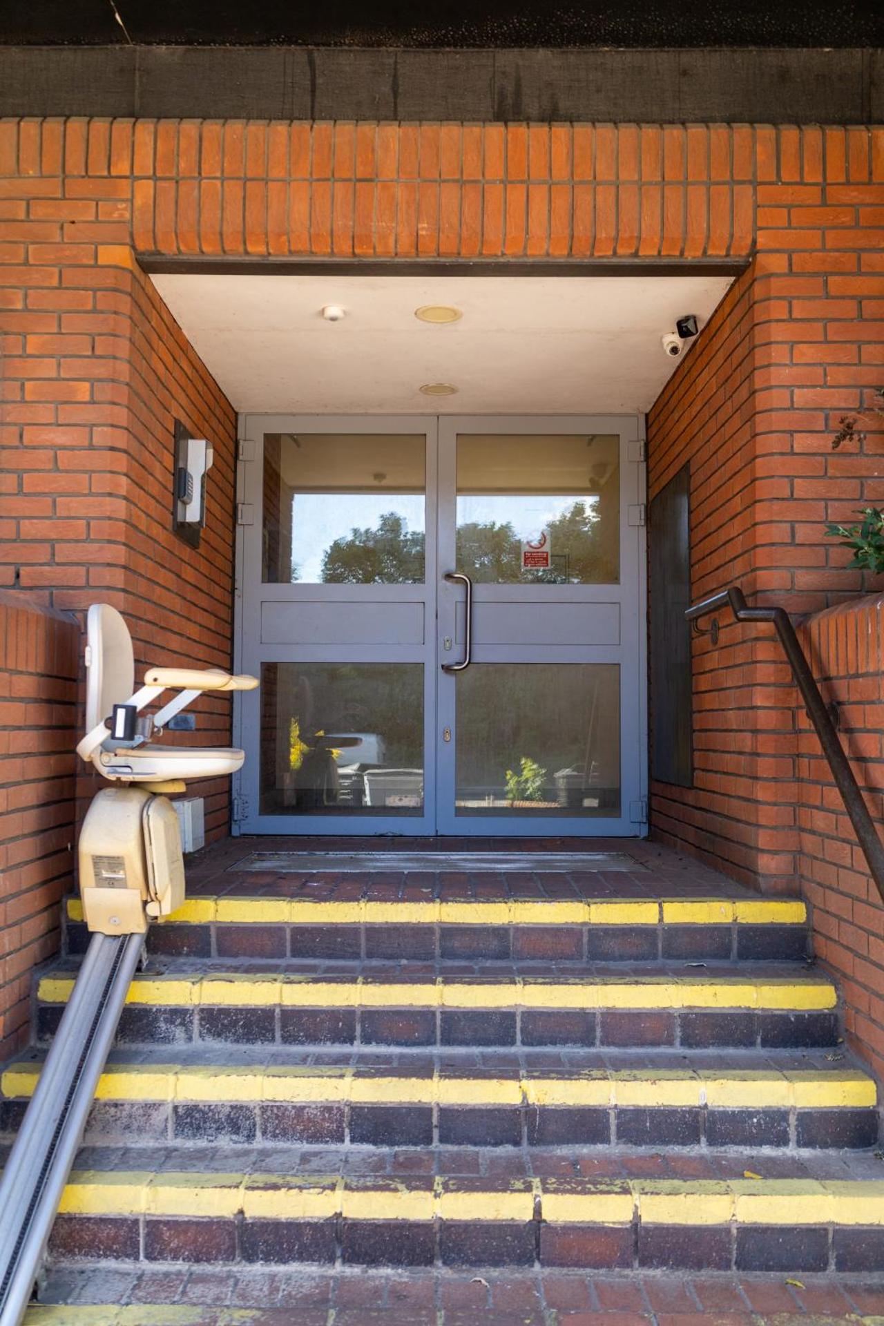 The Trafford Luxe , Garage Parking, Self Check-in Anytime - Perfect for Late Arrivals, Ultra- Fast Wi-Fi, 5 mins to Old Trafford Stadium