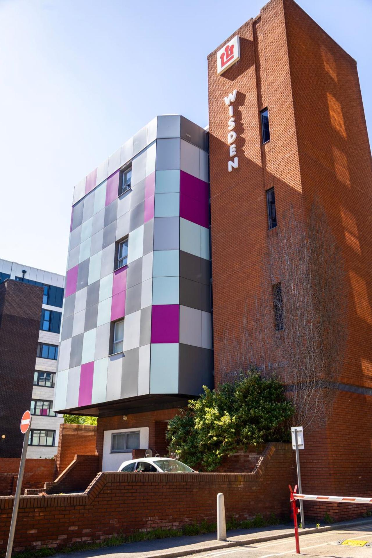 The Trafford Luxe , Garage Parking, Self Check-in Anytime - Perfect for Late Arrivals, Ultra- Fast Wi-Fi, 5 mins to Old Trafford Stadium