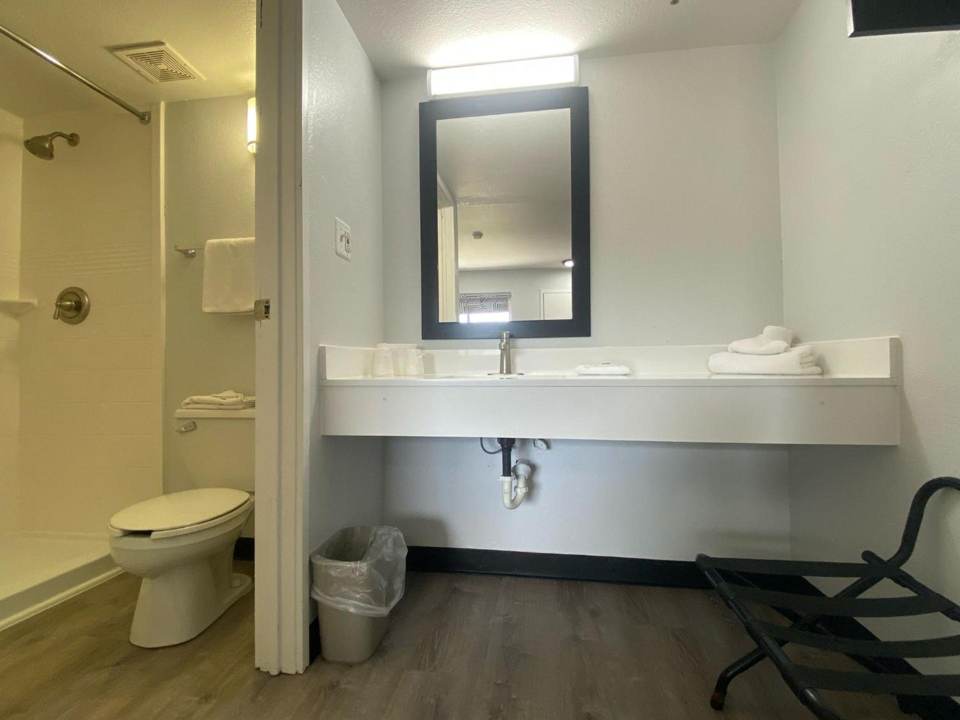 Motel 6-Windsor Locks, CT - Hartford