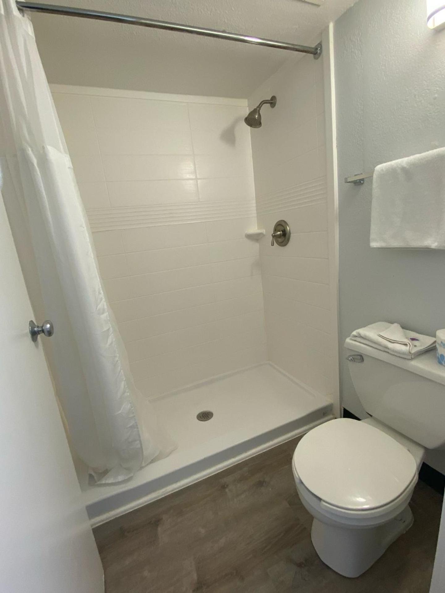 Motel 6-Windsor Locks, CT - Hartford