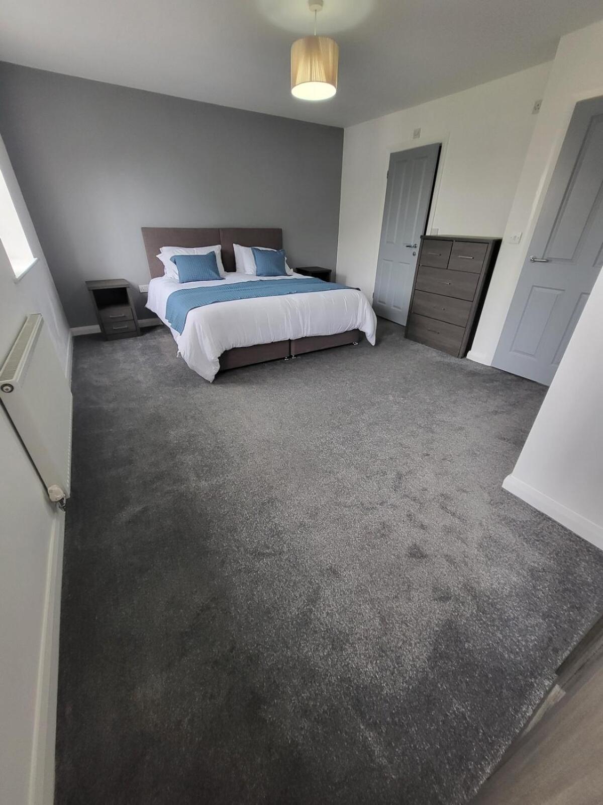 4 Bedroom Home Tameside Greater Manchester Sleeps 8