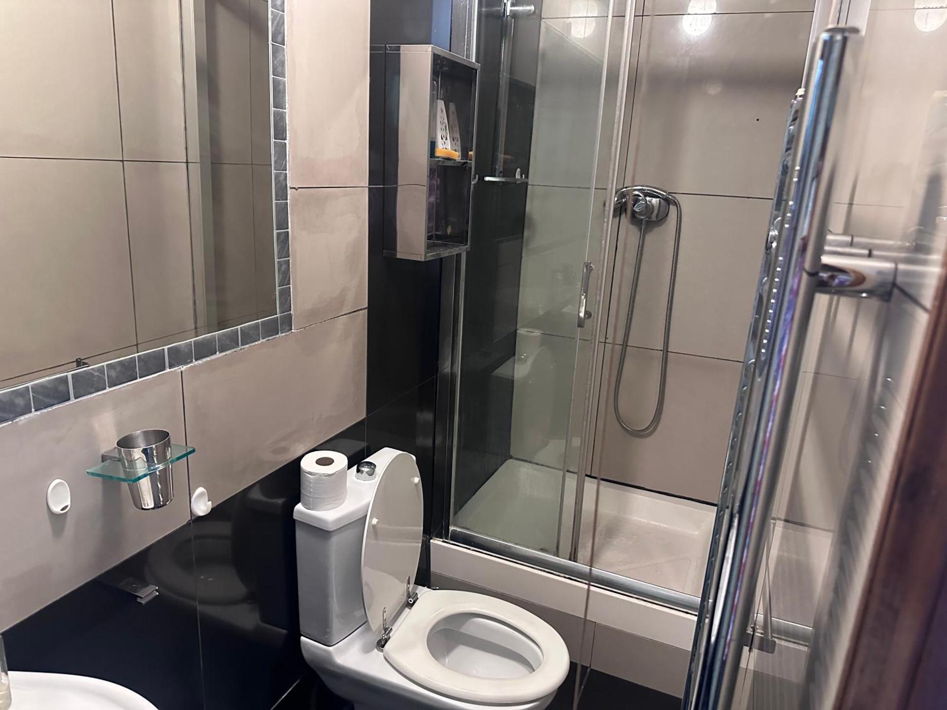 3B-10min City Airport Parking No Parties allowed