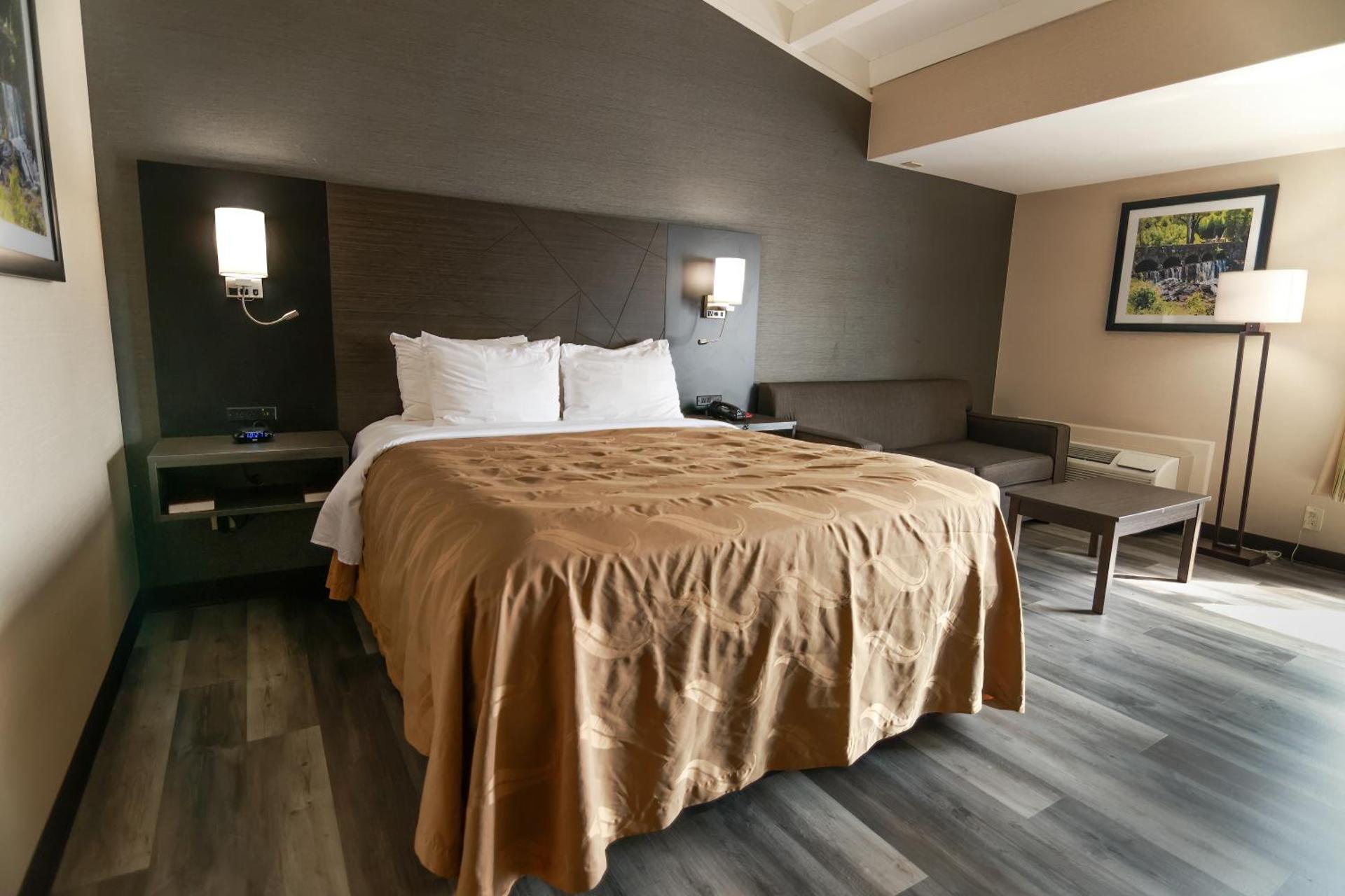 Deluxe Queen Room - Non-Smoking