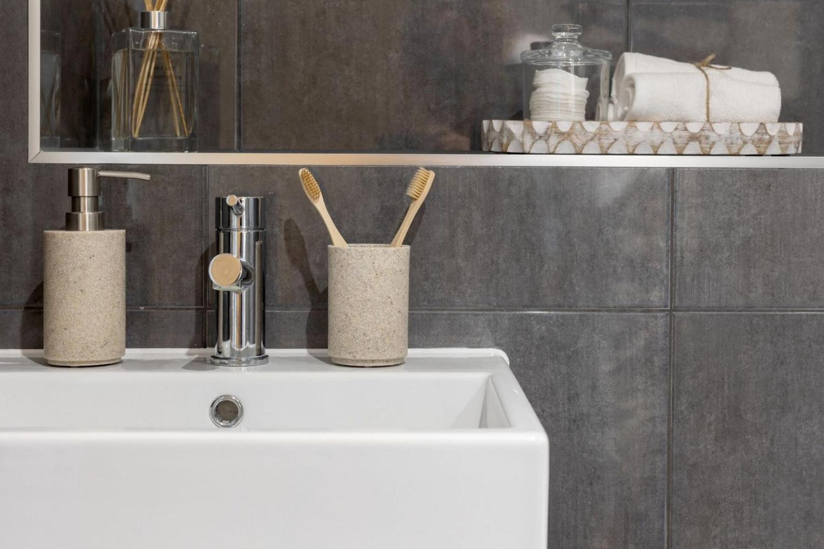 Stylish 3BD Townhouse in Central Winchester