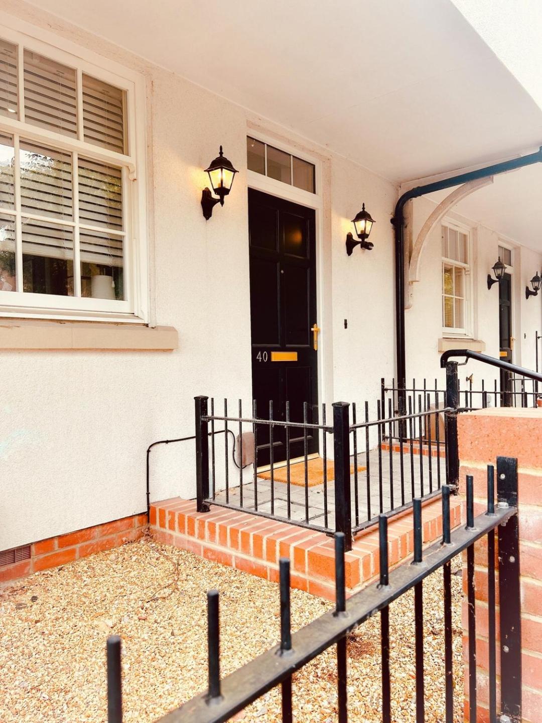 Stylish 3BD Townhouse in Central Winchester