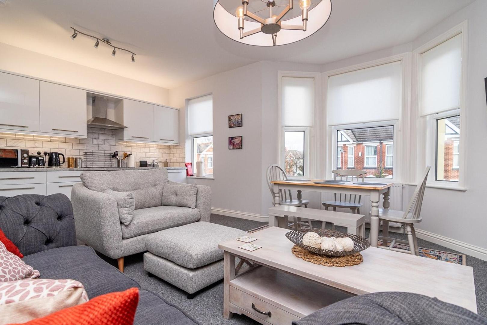 "Little Boat": A Modern Beachside Flat