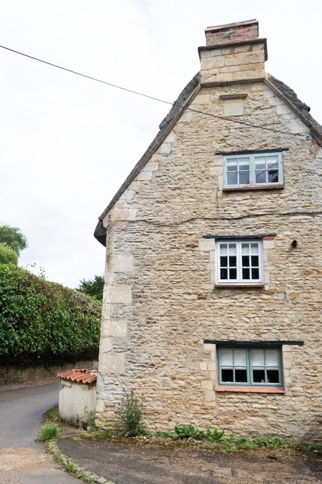 Beautiful 3BD Thatched Stone Cottage Kettering