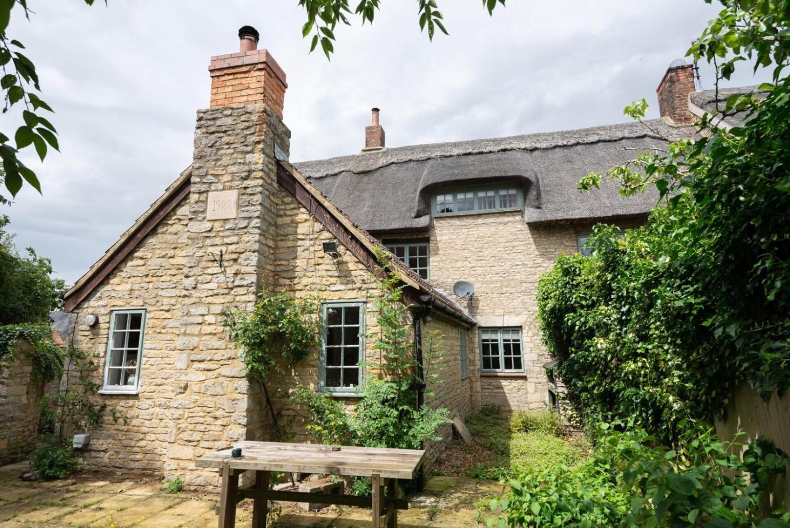 Beautiful 3BD Thatched Stone Cottage Kettering