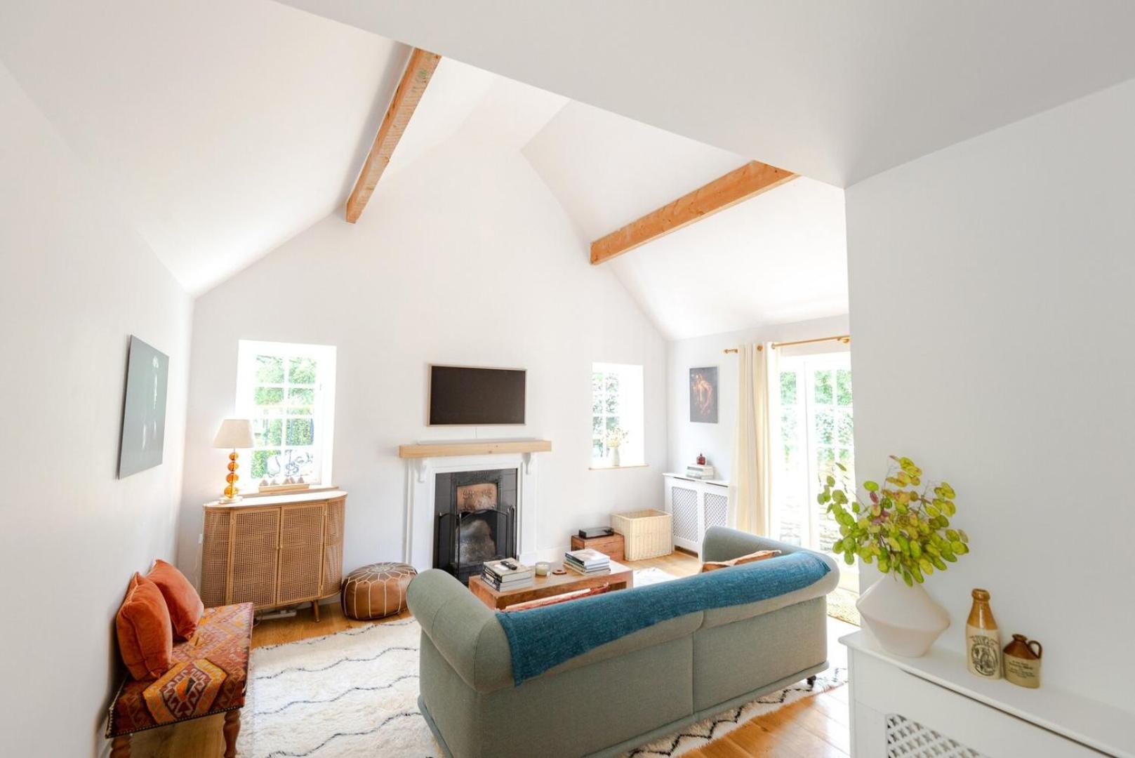 Beautiful 3BD Thatched Stone Cottage Kettering