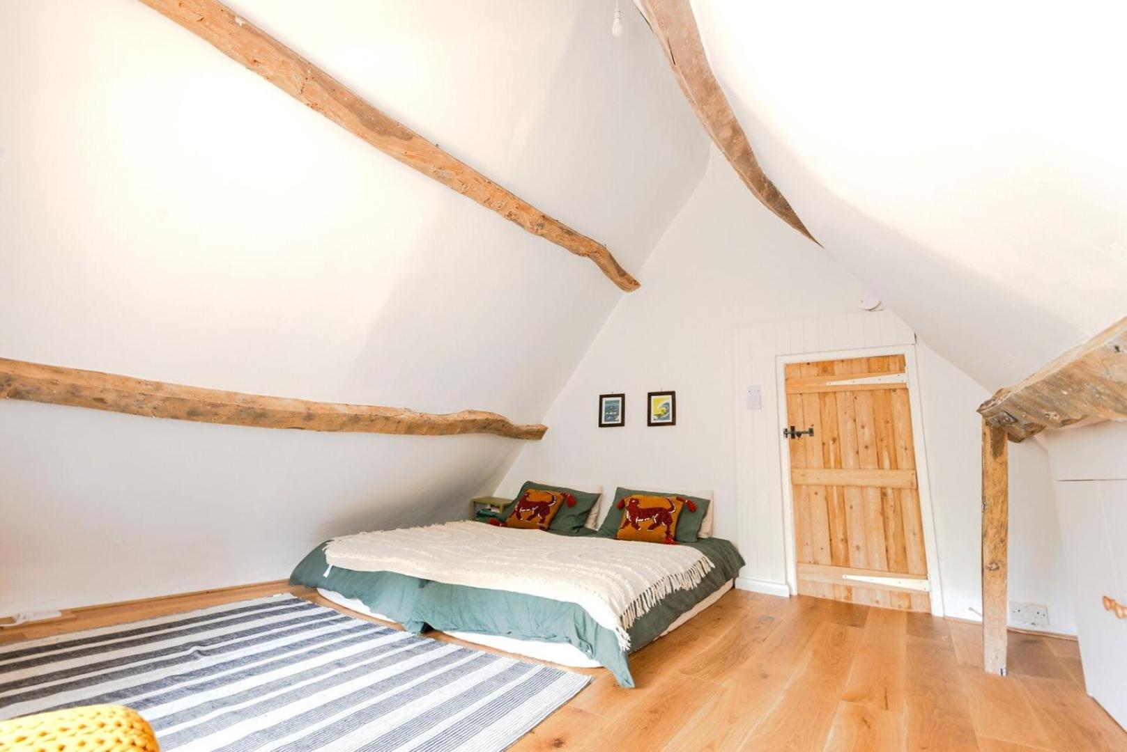 Beautiful 3BD Thatched Stone Cottage Kettering