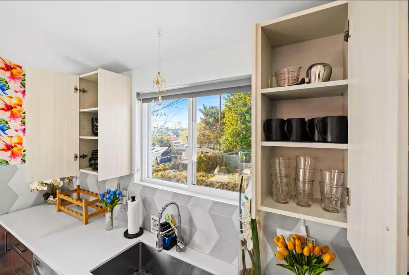 C- Vibrant and Glam NoHo Pad near U-Studios and H-Sign