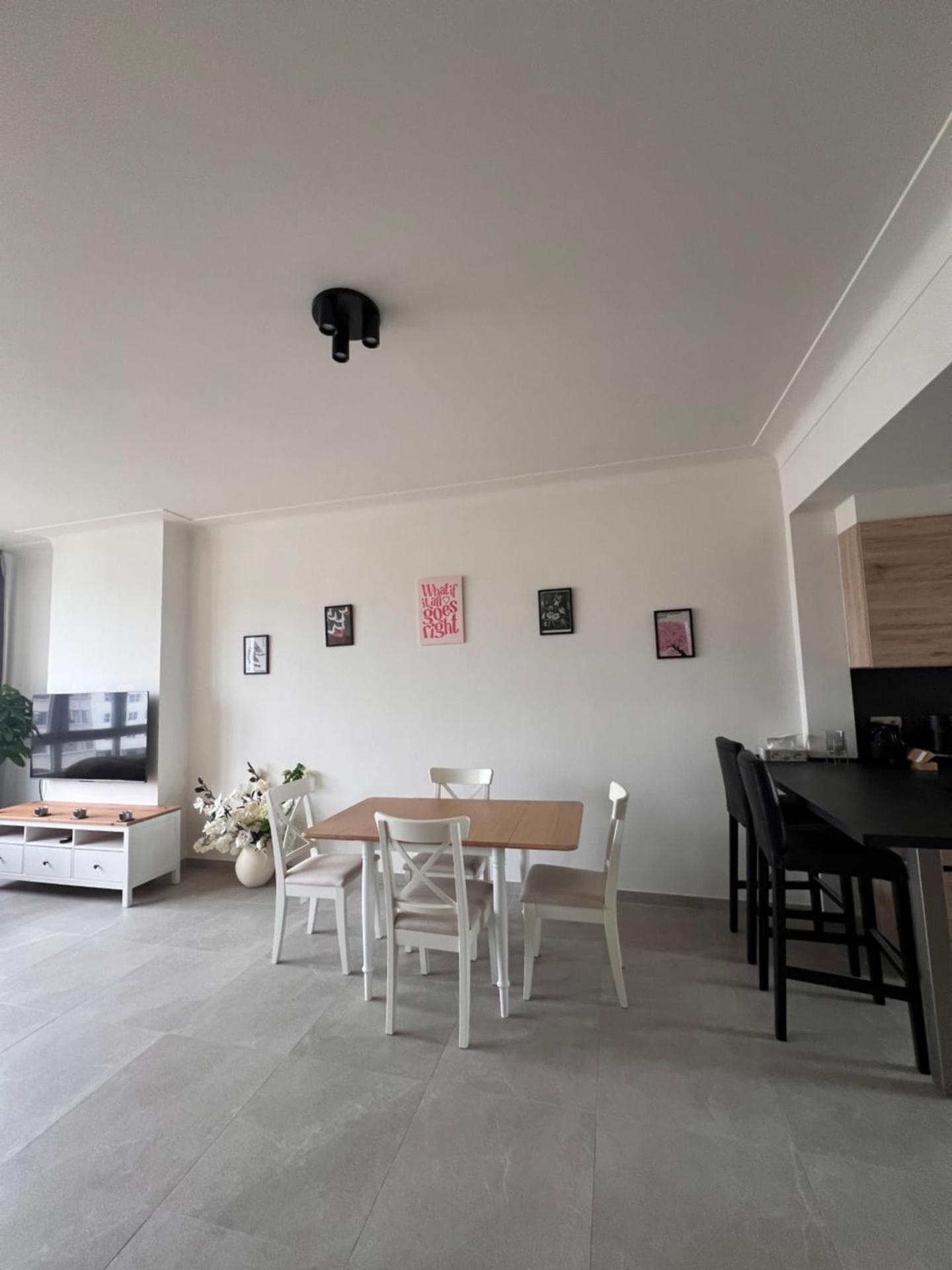 Cozy Feels, Central Vibes