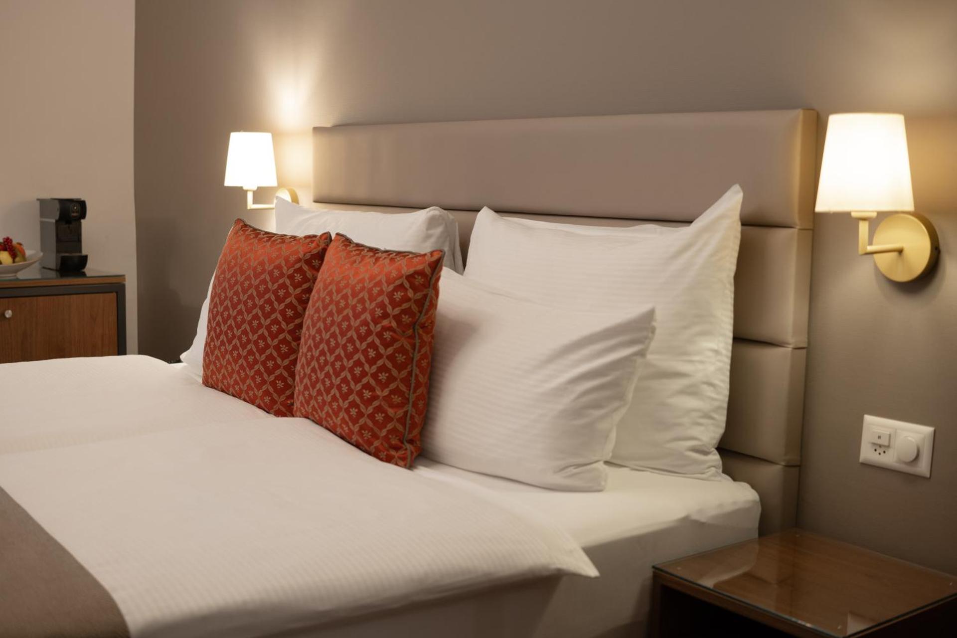 Camera matrimoniale lato città 14m2