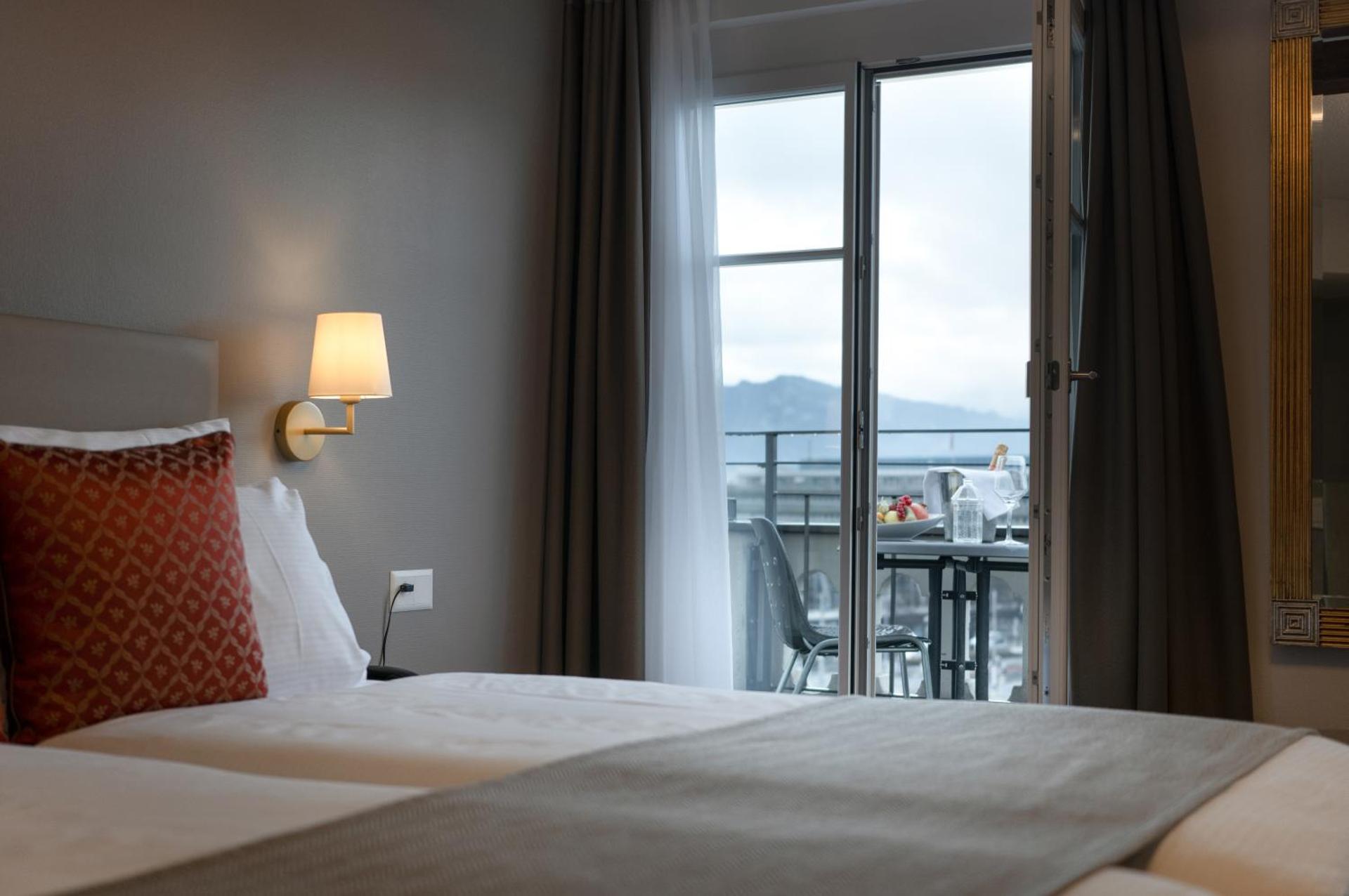 Double room facing the Chapel Bridge and balcony 21m2