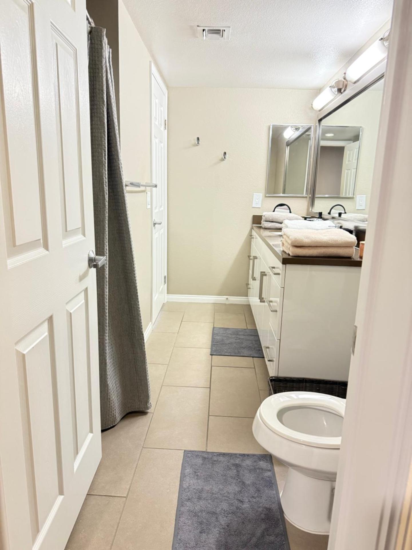 Pacific Blue Townhome Walk to Ocean 2 Bed Apt WITH FREE PARKING