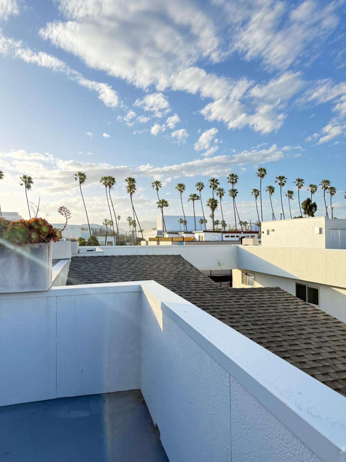 Pacific Blue Townhome Walk to Ocean 2 Bed Apt WITH FREE PARKING