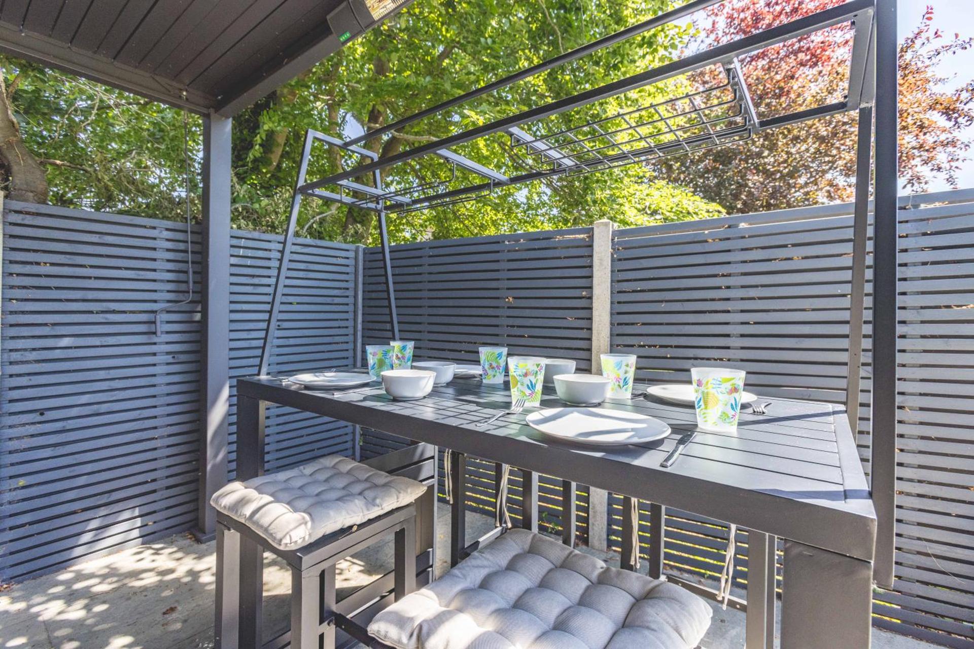 FAMILY FRIENDLY ESCAPE IN ETON, COUNTRYSIDE VIEWS with Hot Tub