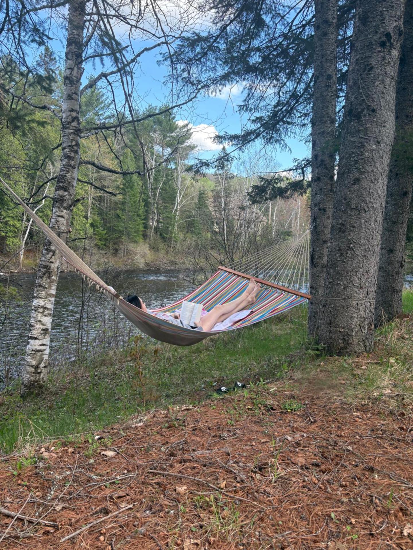 Beau chalet bord de rivière et spa, Beautiful riverside cottage!