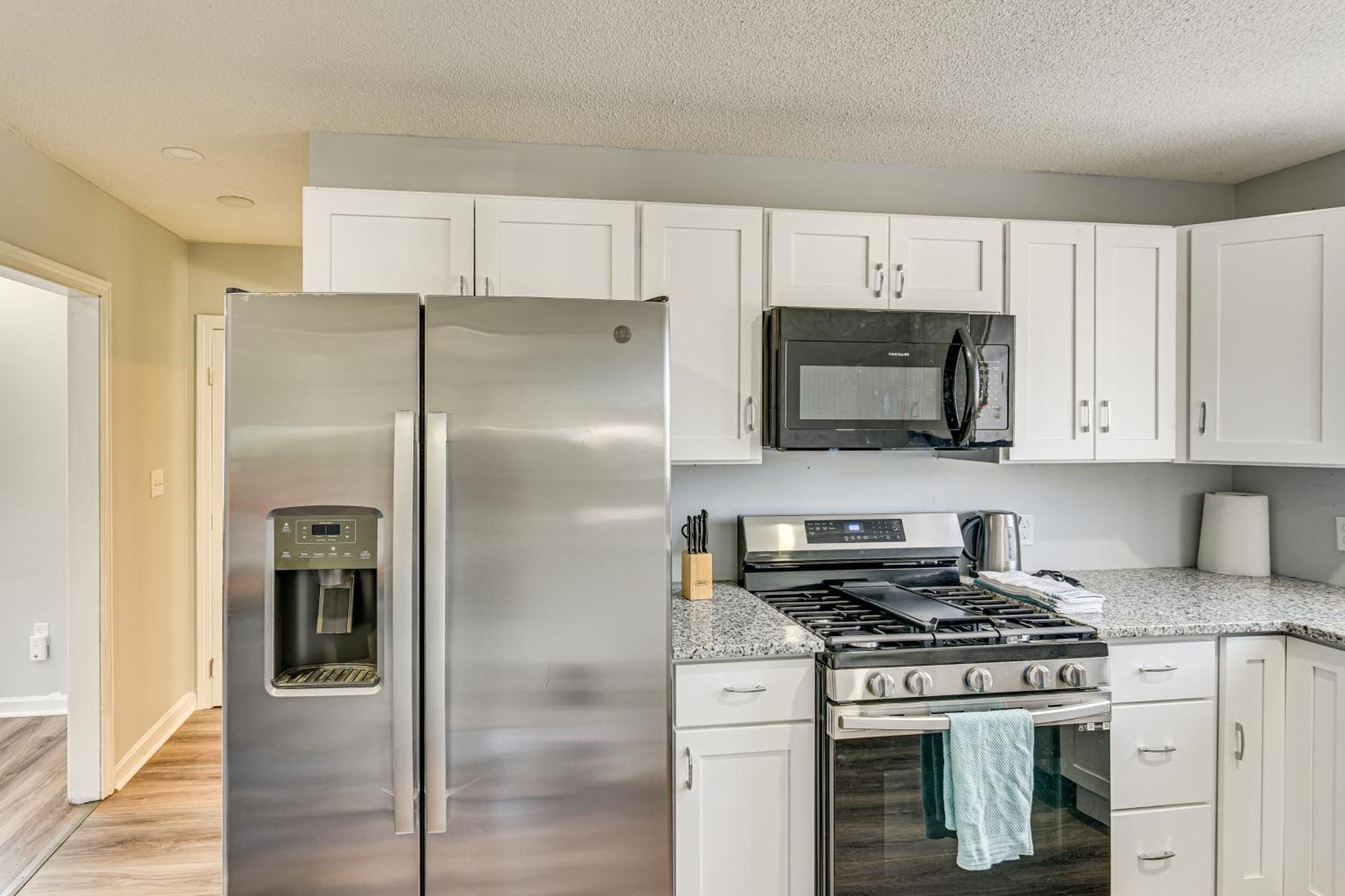 2 Mi to Waterfront Walkable Fall River Apartment!