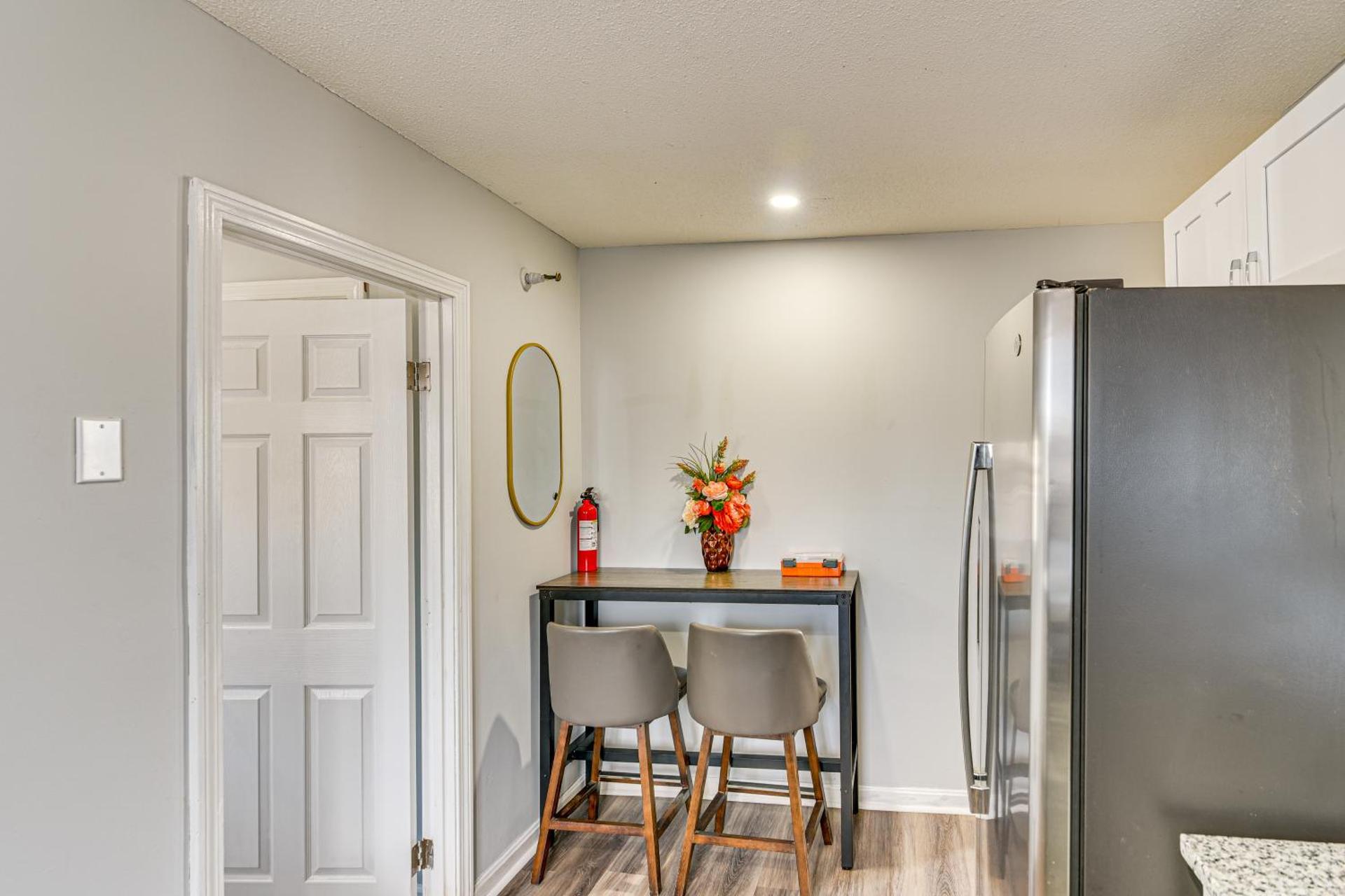 2 Mi to Waterfront Walkable Fall River Apartment!