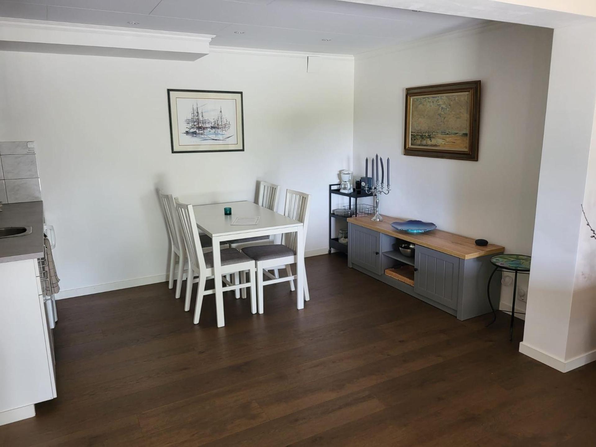 Bright comfortable guest suite close to both swimming, nature and city