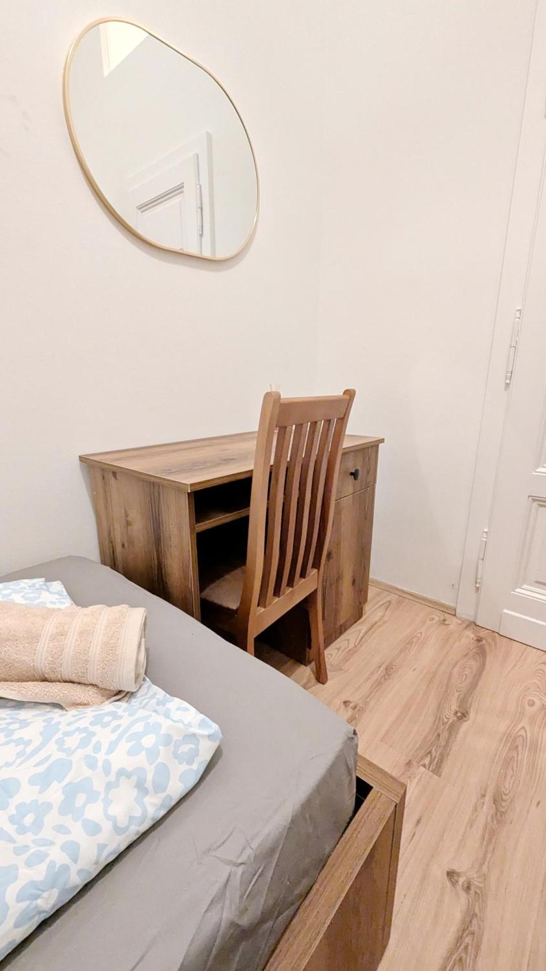 Spacious Rooms - 15 Min from Airport & City Center, 5 Min from Vienna Main-Bus Station EZ1